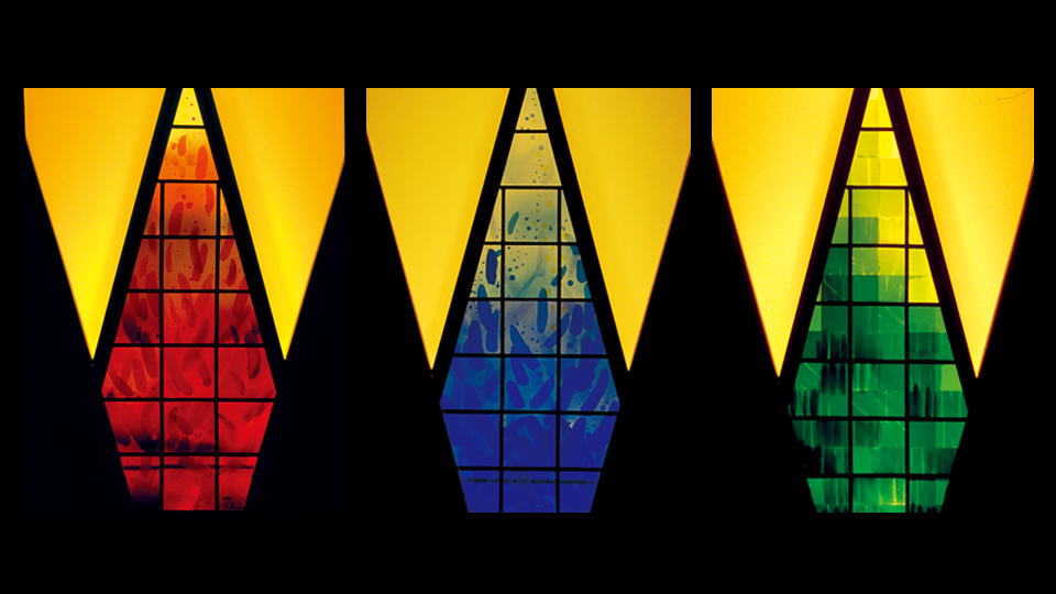 草間幸子/ステンドグラス作品　＜ホール照明“時：情熱”（左）“時：情熱”（中央）“時：知識”（右）＞8連作