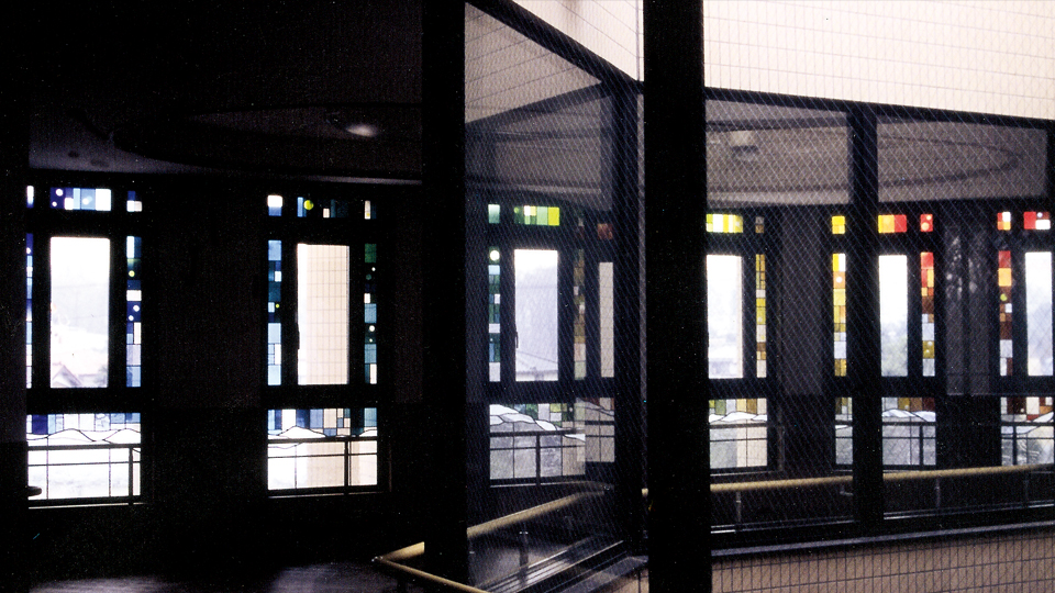 東所沢みどりの郷　特別養護老人ホーム〈埼玉〉　ステンドグラスを外部から撮影