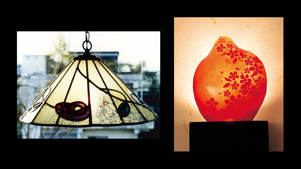 草間幸子/ステンドグラス作品　＜照明オブジェ　“時：バラ”（左）“時：りんごの花・赤”（右）＞