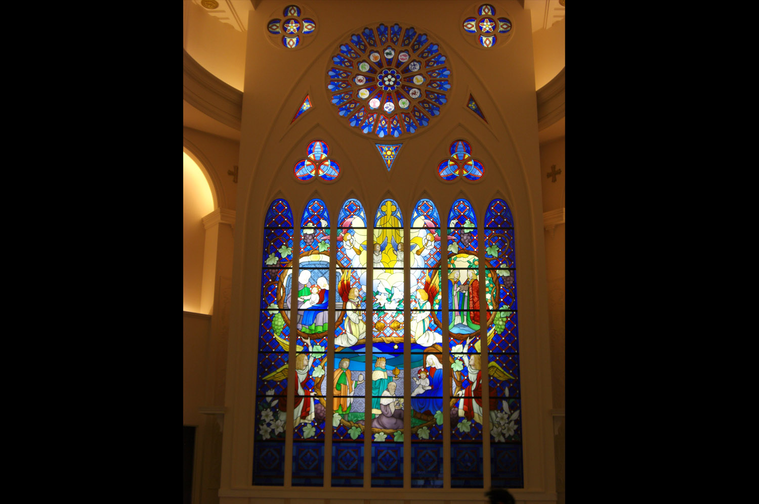 リラベル教会正面ステンドグラス写真2