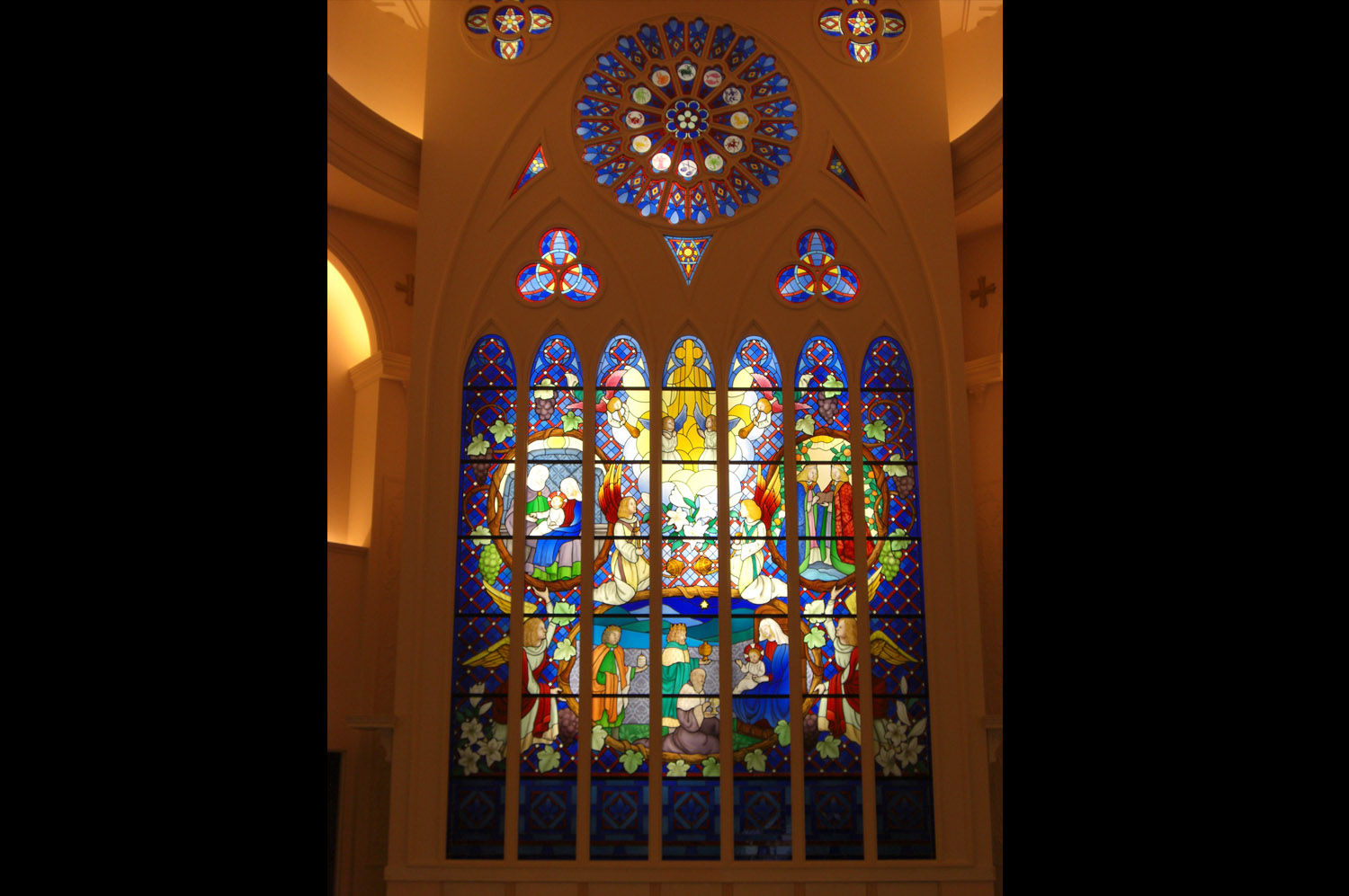 リラベル教会正面ステンドグラス写真3