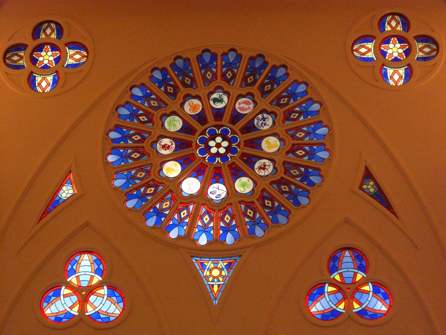 リラベル教会正面上部ステンドグラス写真1